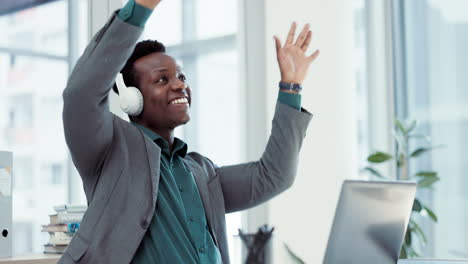 Celebrate,-businessman-and-dancing-at-laptop