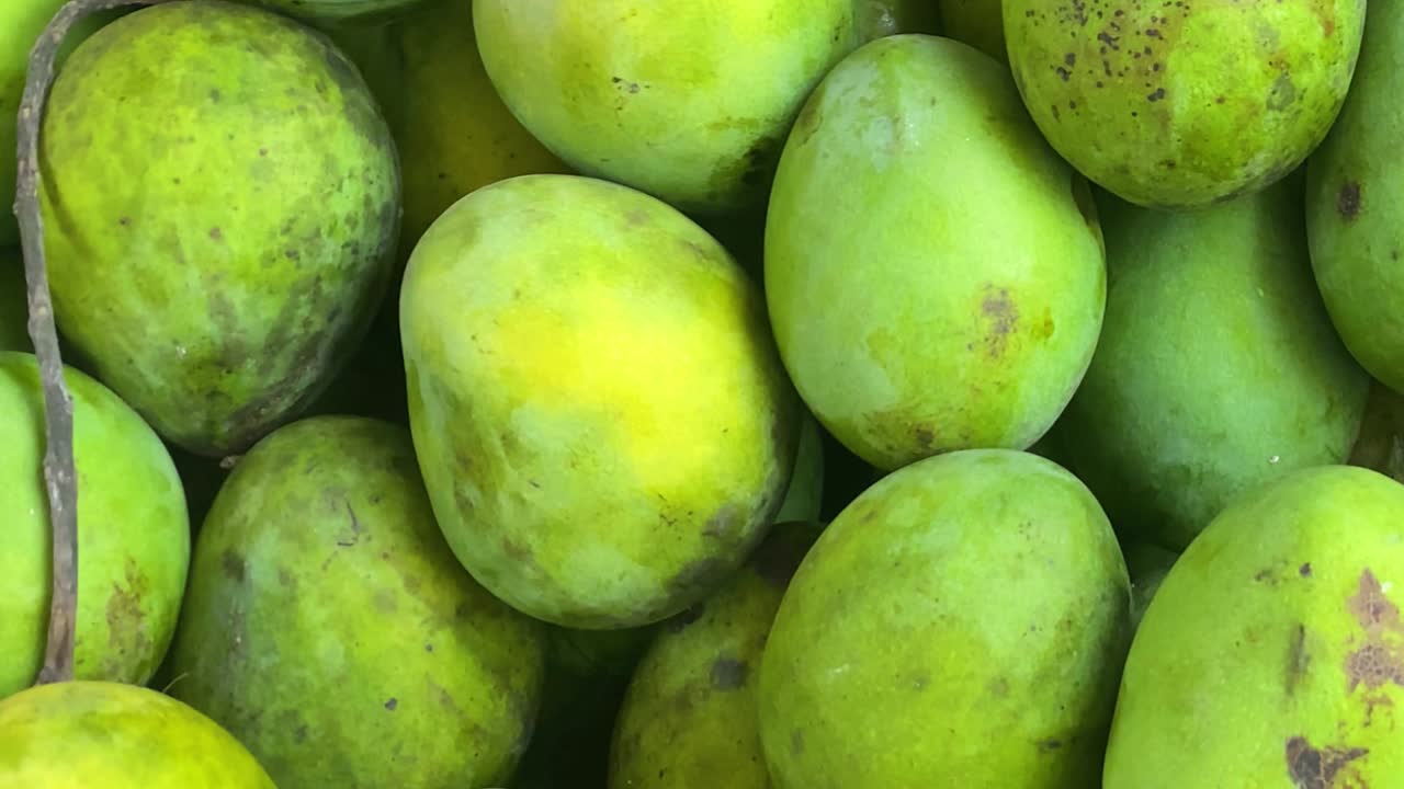primer plano de la pila de mango fresco verde orgánico