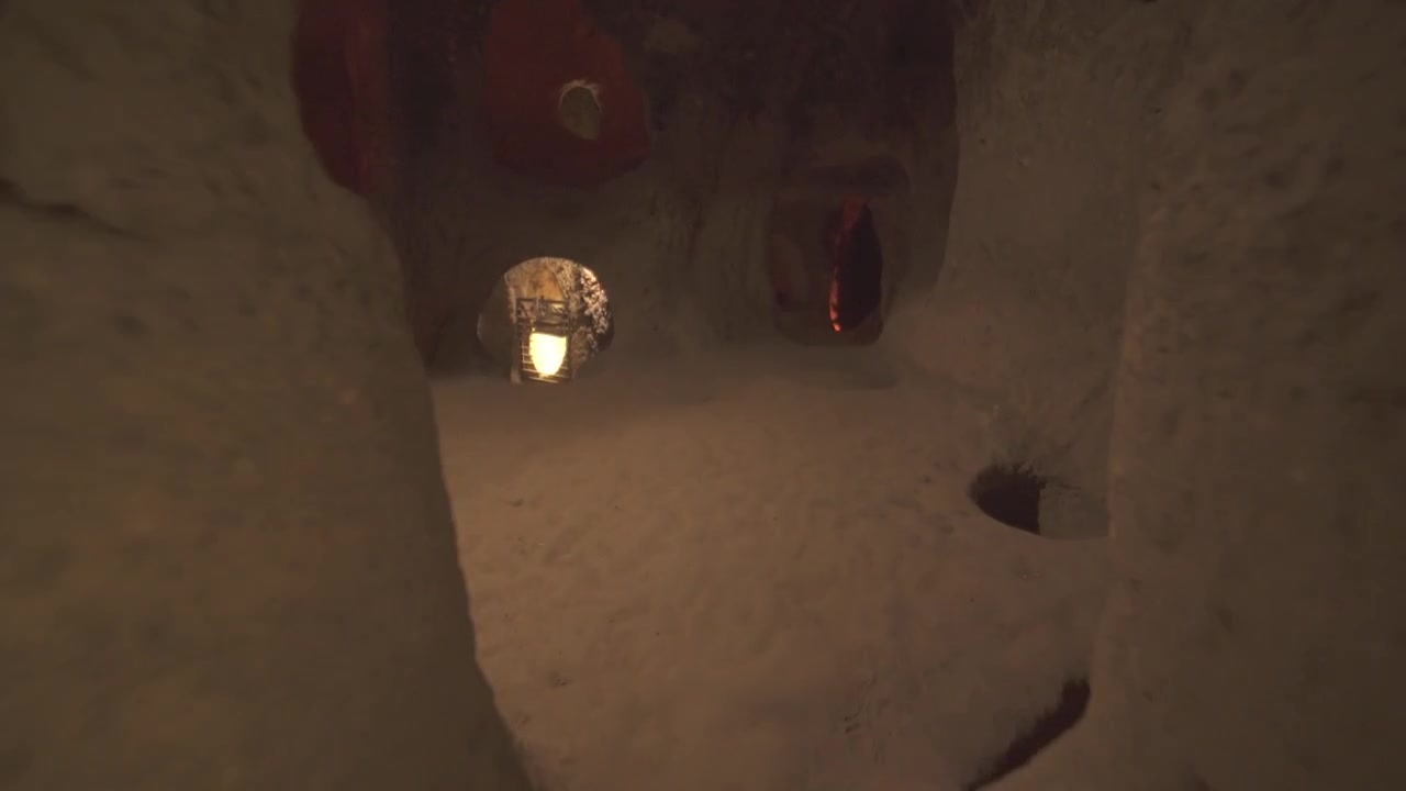 Camminando attraverso antichi tunnel di grotte sotterranee in Cappadocia