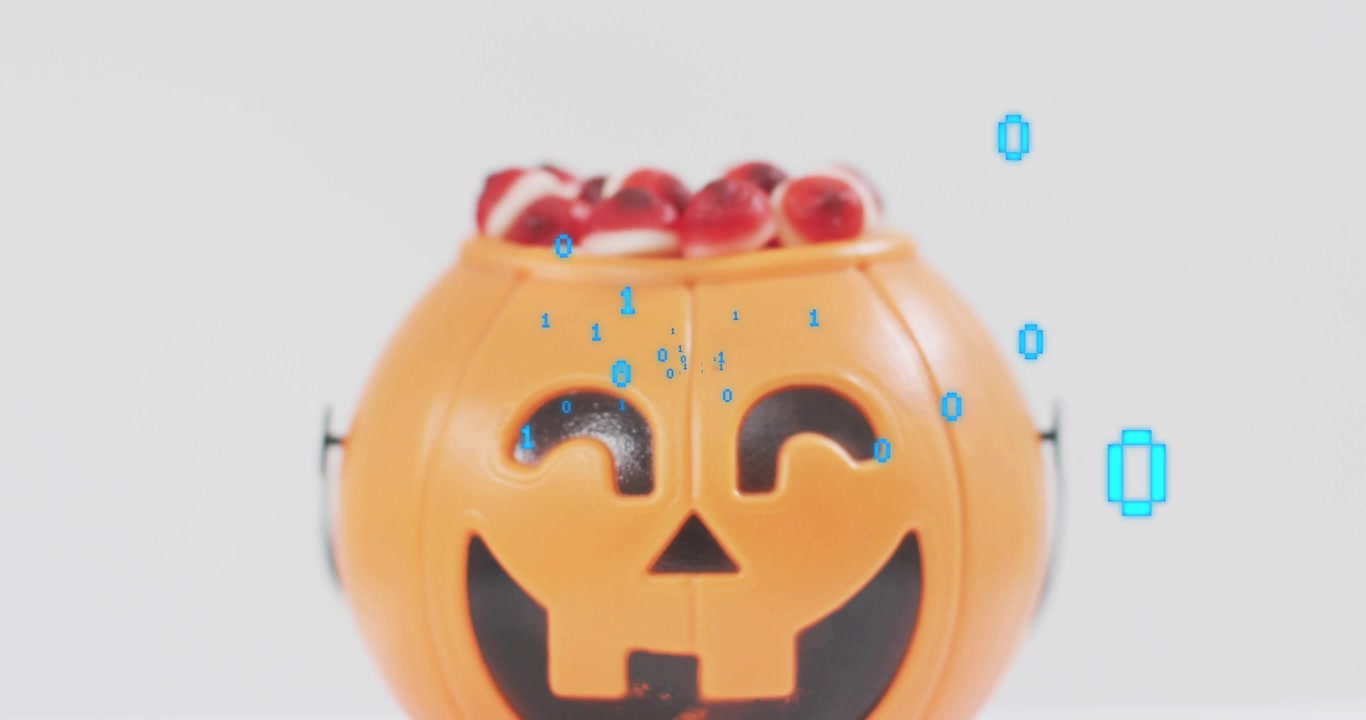 Codice binario che scorre su un secchio a forma di zucca pieno di bulbi oculari, con la telecamera che si allontana per rivelare il secchio.