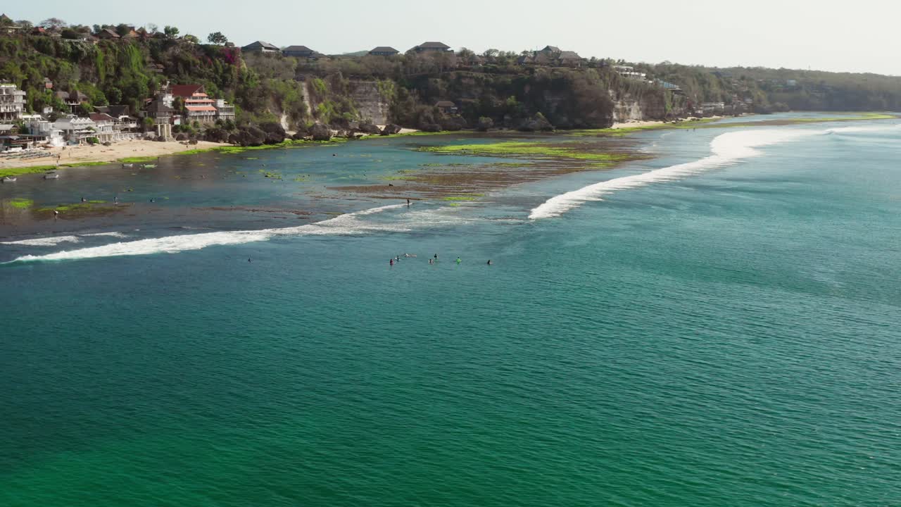 el spot de surf de bingin en los acantilados de uluwatu durante un día soleado