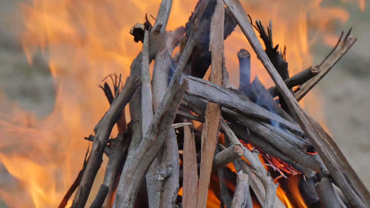 Fuoco che divampa in un campeggio