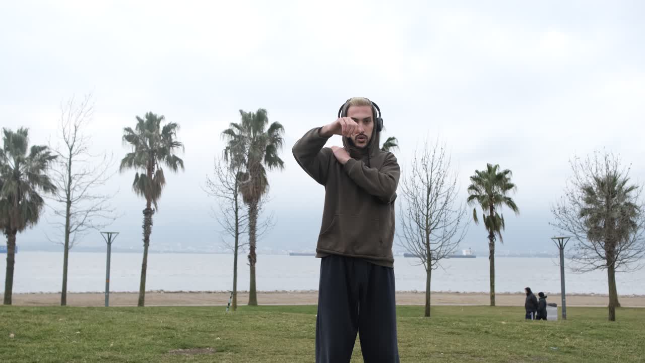 팔을 여는 제스처