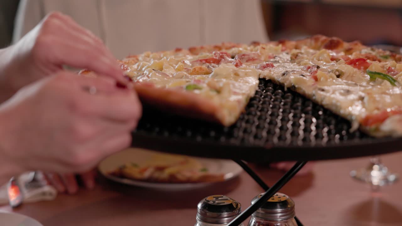 두 여자 친구는 친절하고 양질의 서비스에 감사하면서 맛있는 음식을 나누는 작은 지역 식당을 즐겼습니다.