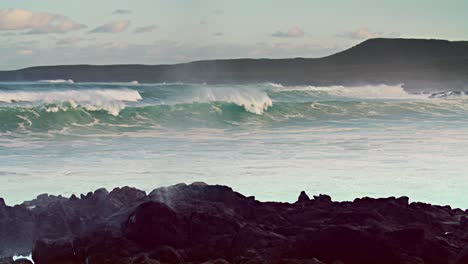 grandes olas ruedan en la costa de hawaii en cámara lenta 7