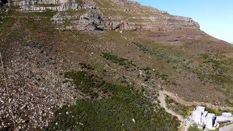 Vista-Aérea-De-Un-Teleférico-Que-Baja-De-La-Montaña-De-La-Mesa-En-Sudáfrica