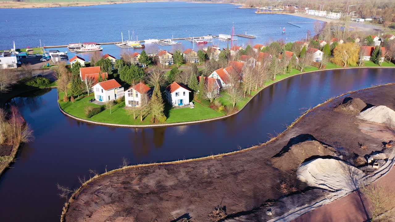 스텐 담 호수 근처의 작은 섬에있는 네덜란드 휴가 주택의 후퇴 샷