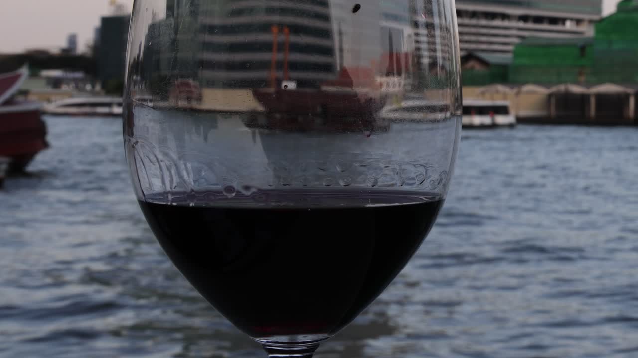 바뀌는 도시 풍경 배경과 함께 초점 위의 와인 글래스