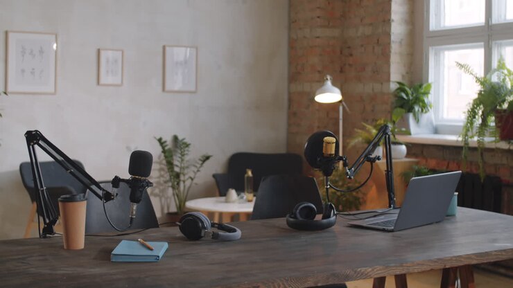 interior do estúdio de gravação de podcast