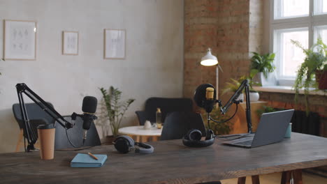 interior del estudio de grabación de podcast