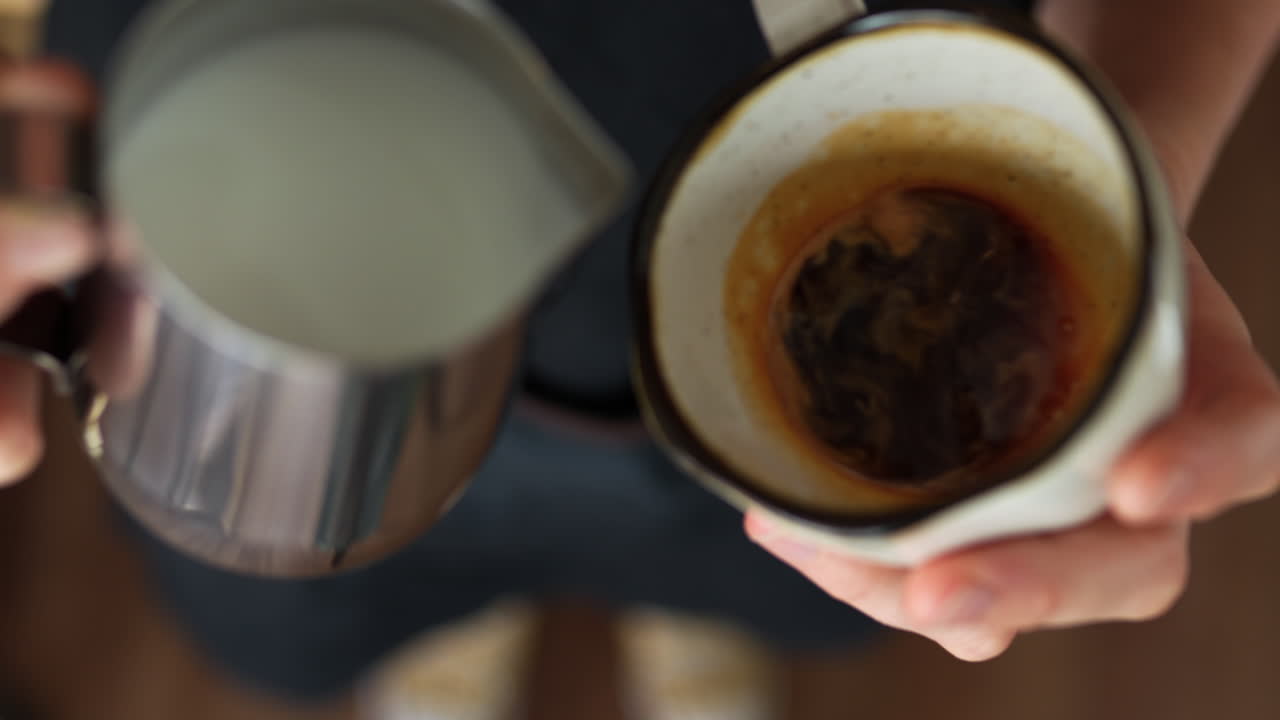 라테 아트를 하는 웨이트리스