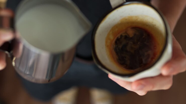 camarera haciendo arte del latte