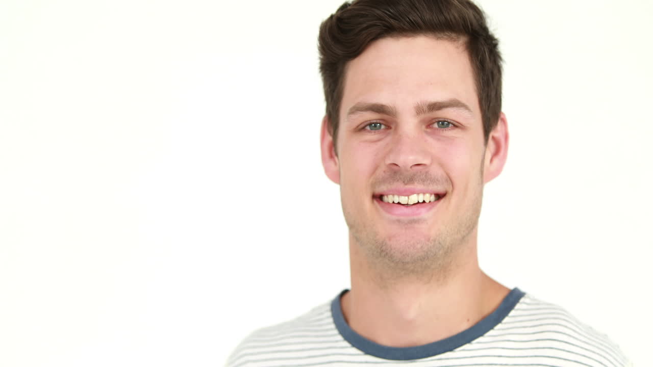 hombre guapo sonriente usando un teléfono inteligente