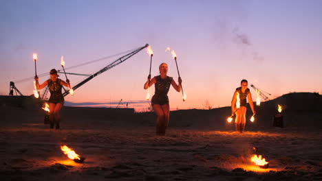 Espectáculo-De-Fuego.-Un-Grupo-De-Artistas-Profesionales-Realiza-Una-Variedad-De-Instalaciones-Contra-Incendios.-Niños-Y-Niñas-Bailaron-Con-Fuego-Por-La-Noche-En-La-Calle-Del-Parque.