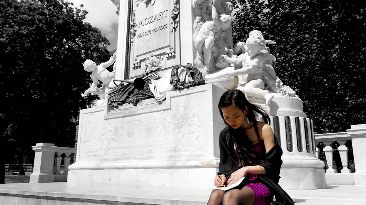 보라색 옷을 입은 여자가 읽고 - 울프강 아마데우스 모차르트 부르가르텐 동상, 비엔나