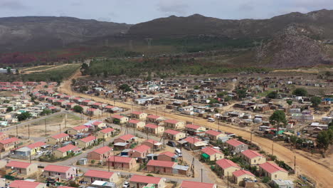 Vista-Aérea-Del-Municipio-Renovado-De-Sudáfrica-Con-Montañas-En-Segundo-Plano.