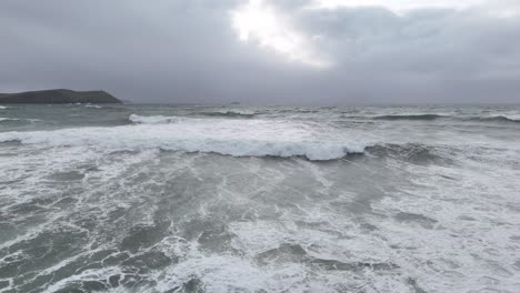 Zeitlupenwellen-Brechen-Im-Meer,-Drohnen-Luftaufnahme-4k