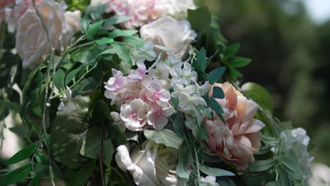 Exquisitos-Arreglos-Florales-Adornan-El-Altar-De-La-Boda,-Añadiendo-Elegancia-Y-Romance-Al-Entorno-De-La-Ceremonia.