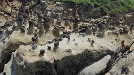 vista aérea a vista de pájaro en la isla heping costa erosionada y rocas en forma de hongo, norte de taiwán
