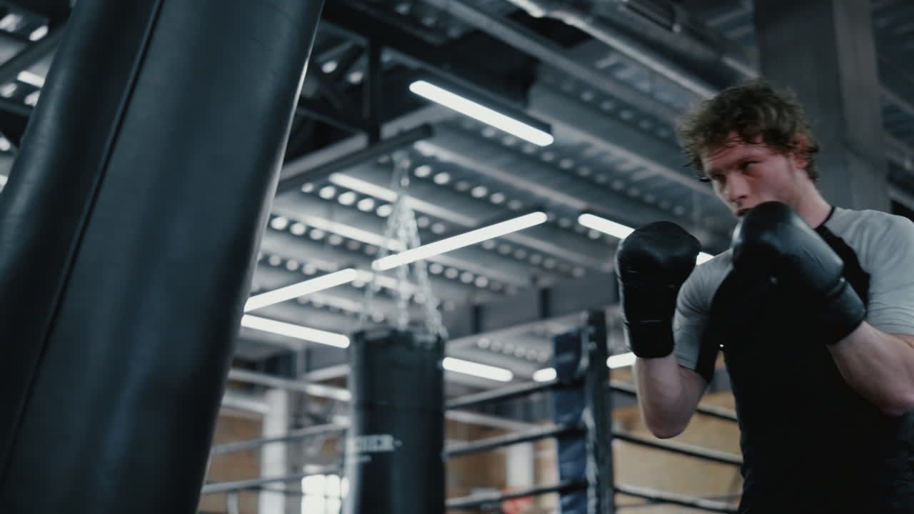 피트니스 센터 에서 타격 을 하고 있는 흥분 된 싸움 ⁇