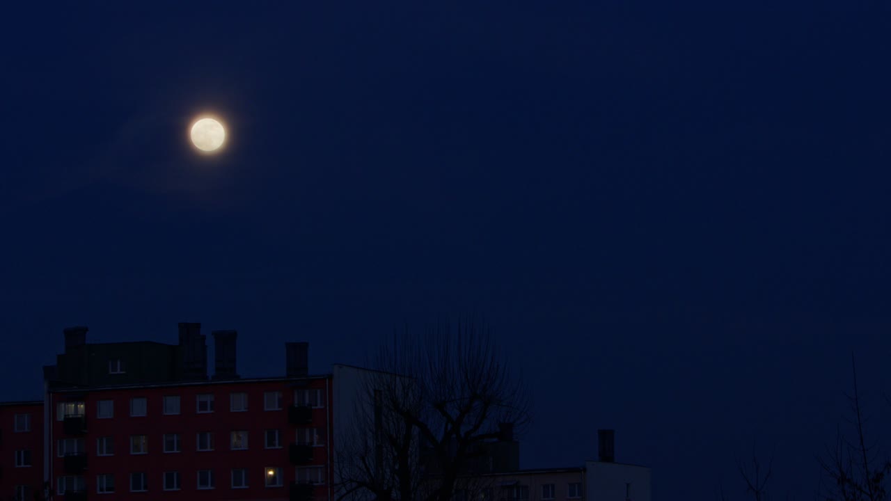 Luna llena en la noche