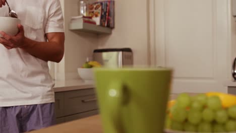 vista de la sección media de una pareja comiendo cereales