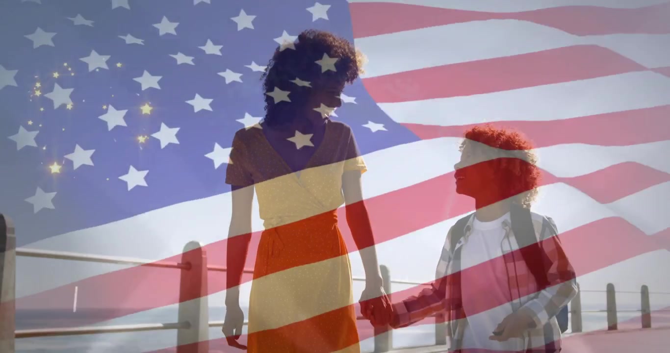Mujer y su hijo avanzando por el paseo marítimo, animando con franjas de bandera y fuegos artificiales para marketing