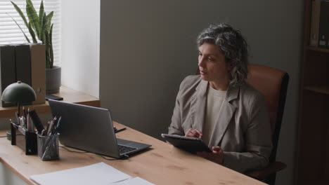 mujer que trabaja desde casa
