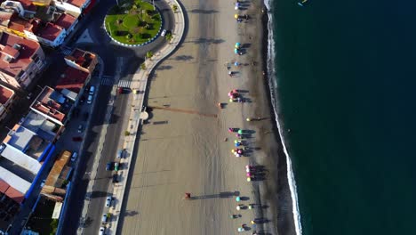 imágenes de un avión no tripulado de una playa cerca de una carretera en españa