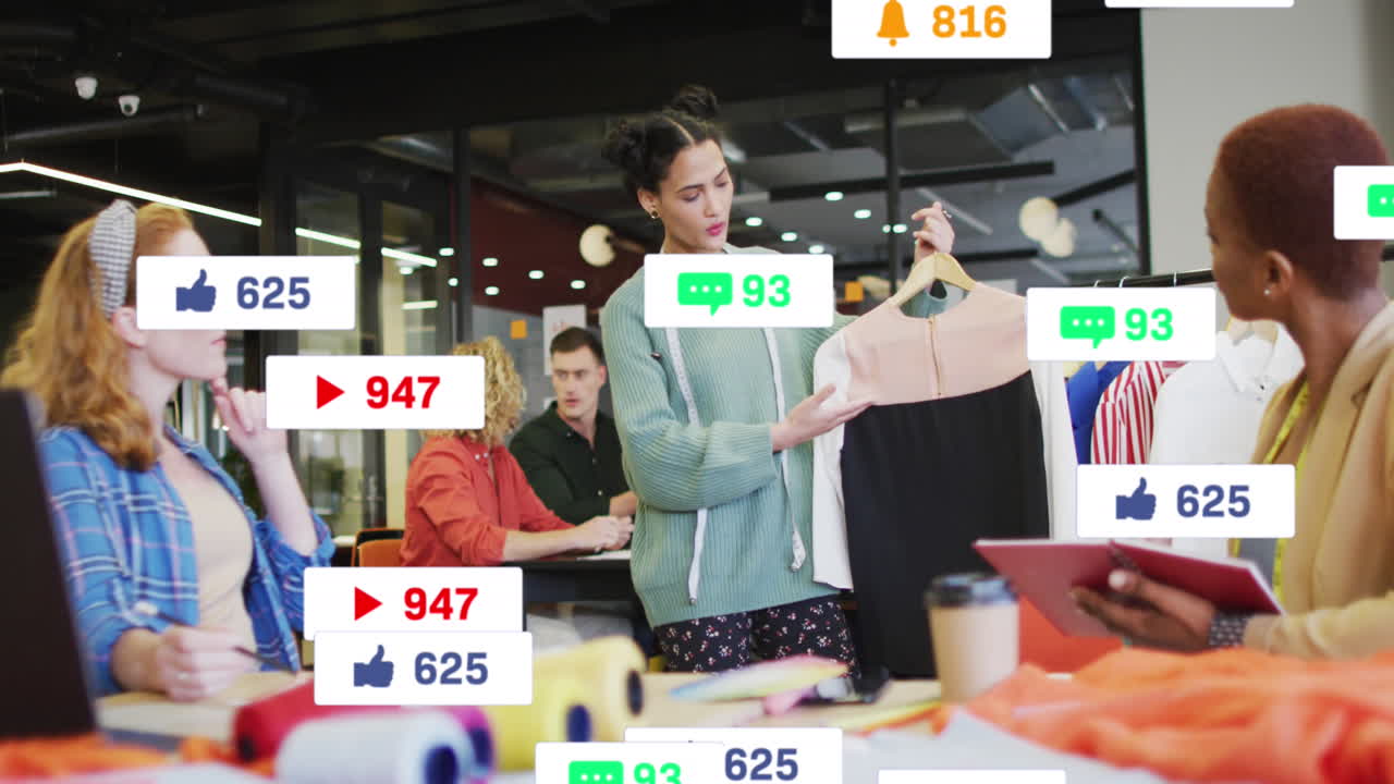 사무실에서 다양한 비즈니스 사람들에 대한 소셜 미디어 데이터 처리의 애니메이션