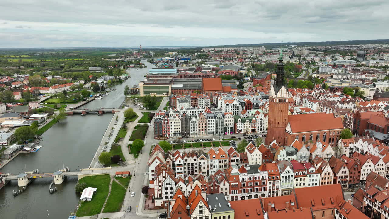 폴란드에서 구름이 많은 날에 폴란드 마을의 교회와 엘블라그 강의 공중 포워드