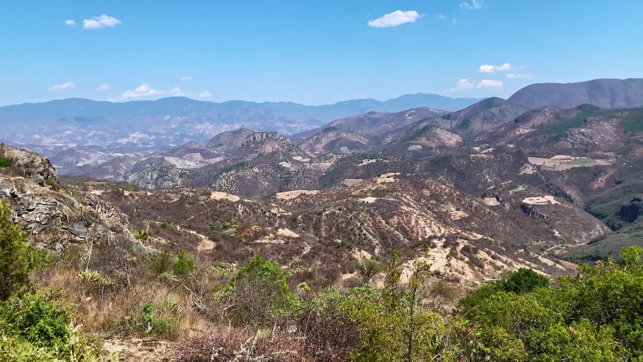 vista panorámica del vibrante paisaje del valle montañoso del desierto mexicano durante el día visto desde hierve el agua, oaxaca