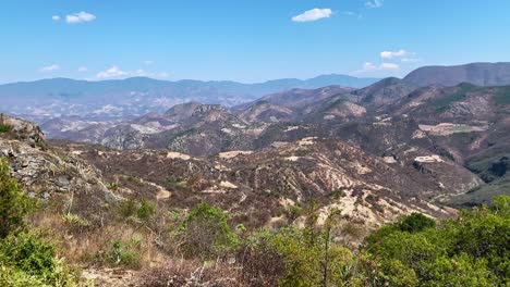 Panoramablick-Auf-Die-Pulsierende-Mexikanische-Wüstenbergtallandschaft-Tagsüber-Von-Hierve-El-Agua,-Oaxaca