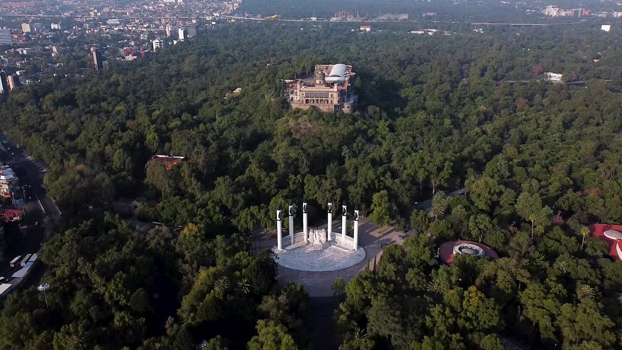 entrada del castillo mágico de chapultepec en la ciudad de méxico