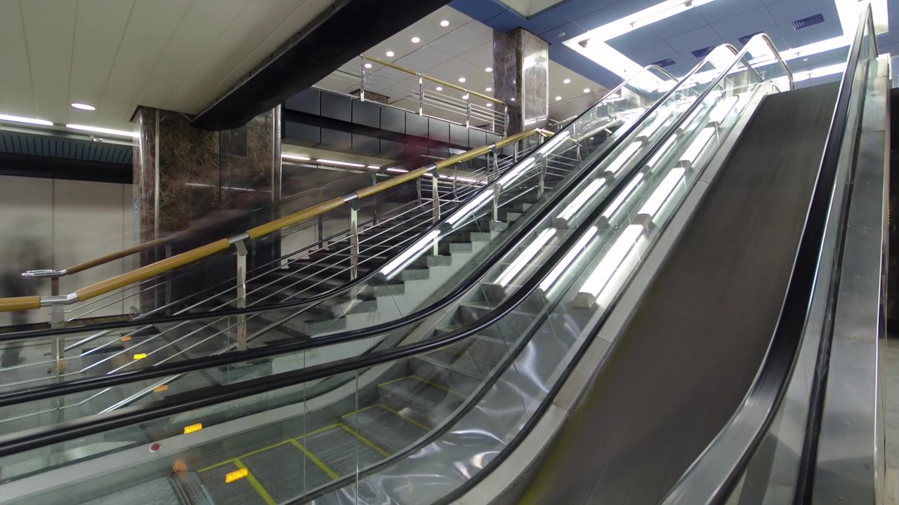Rulletrappe på moderne metrostation. Metro Vistavochnaya timelapse, Moskva, Rusland.