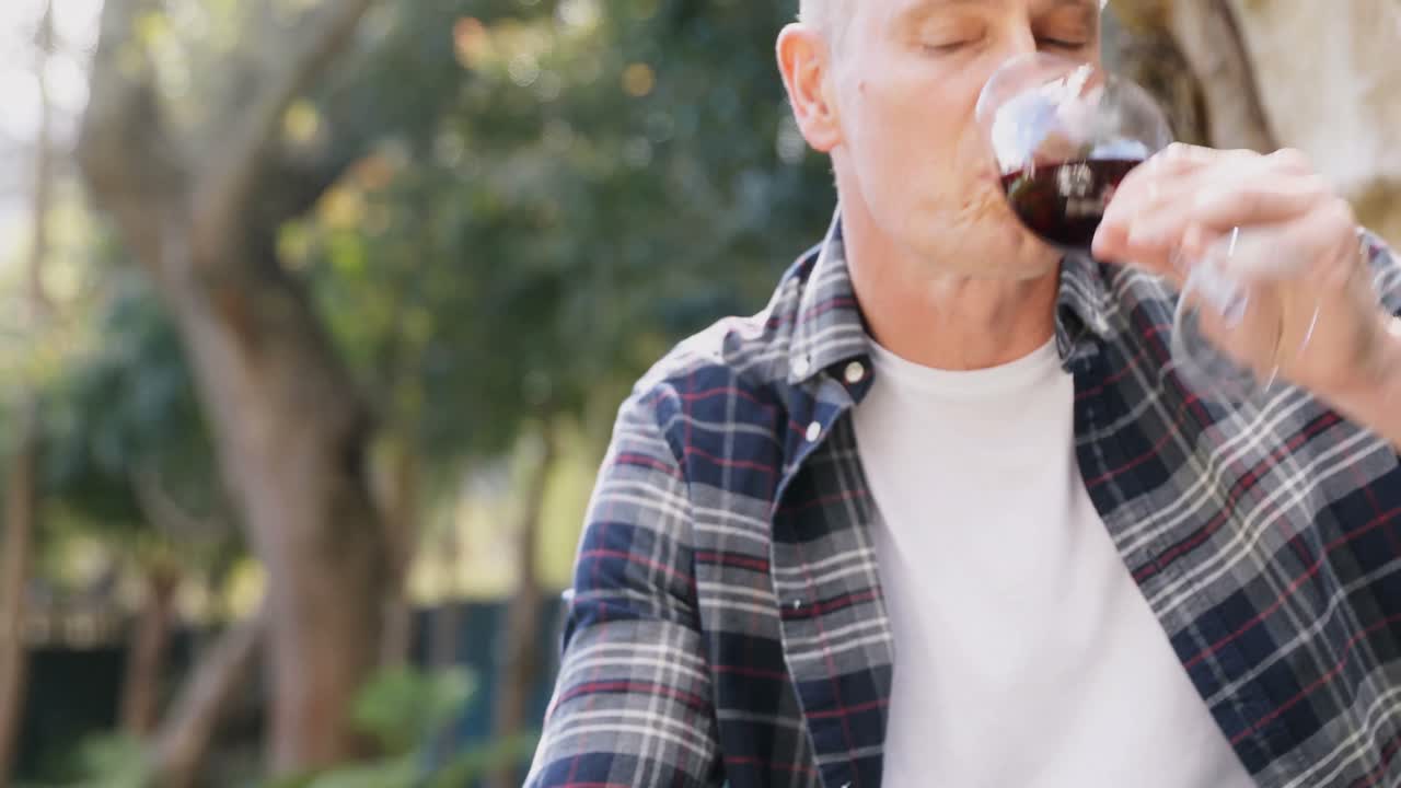 정원에서 책을 읽는 남자 4k