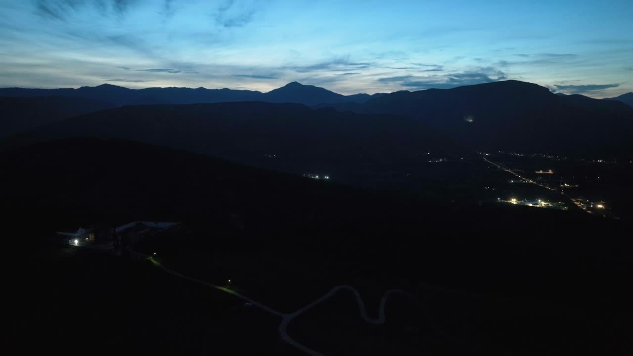 저녁 에 언덕 꼭대기 에 있는 성 위 에 있는 드론 비행