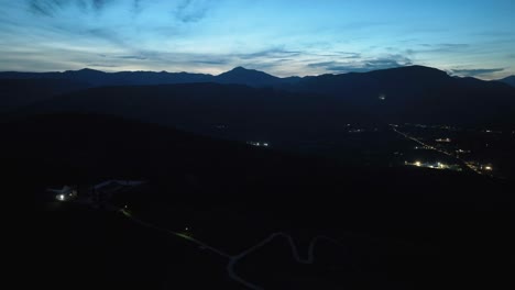 Drohnenflug-über-Einer-Burg-Auf-Dem-Hügel-In-Der-Abenddämmerung