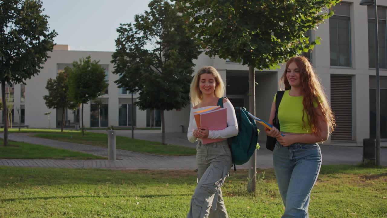 Dva studenti kráčející po kampusu