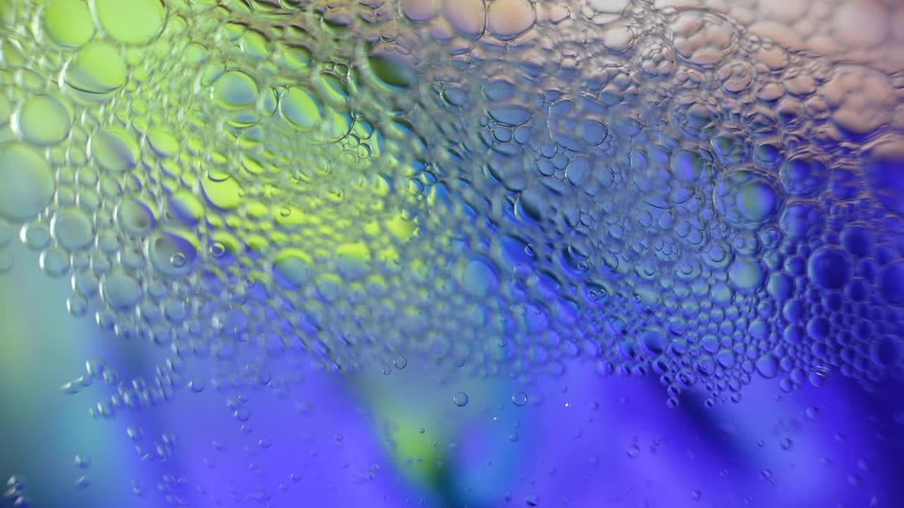 gotas de aceite abstractas en agua de colores