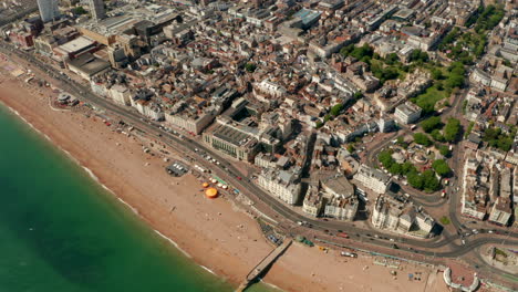 Hohe-Luftaufnahme-über-Brighton-Beach-In-Richtung-Stadtzentrum