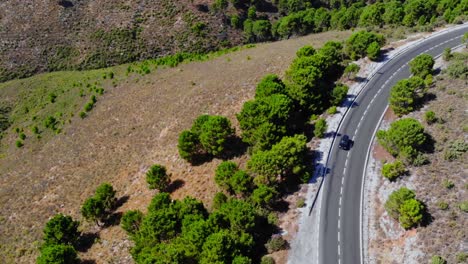 Disparo-De-Drones-De-Un-Coche-Que-Se-Detiene-En-Una-Carretera-En-Las-Colinas-De-Andalucía,-España