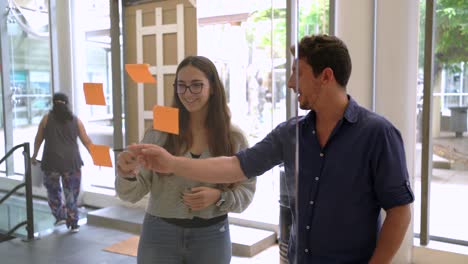 mujer joven discutiendo el proyecto con un colega a bordo