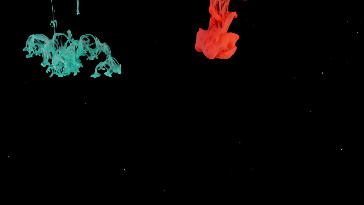 초록색, 색, 빨간색 잉크가 물속에서 빠져나오고, 고속 카메라로 촬영되며, 그림이 떨어지고, 반응하며, 추상적인 구름 형식과 변신을 만들어 낸다.