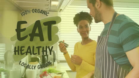 animación de comer texto saludable sobre una pareja diversa preparando una comida saludable en la cocina