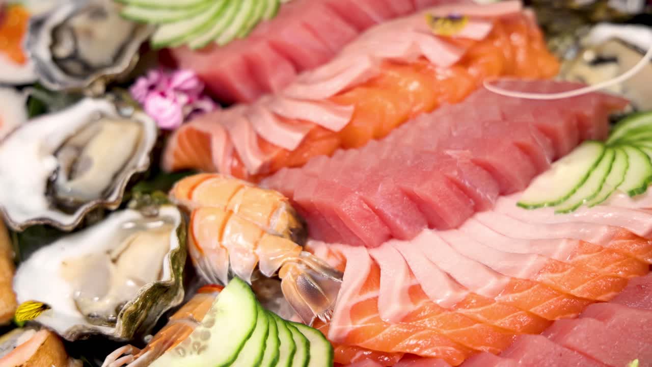 접시 에 배열 된 여러 가지 수시 조각