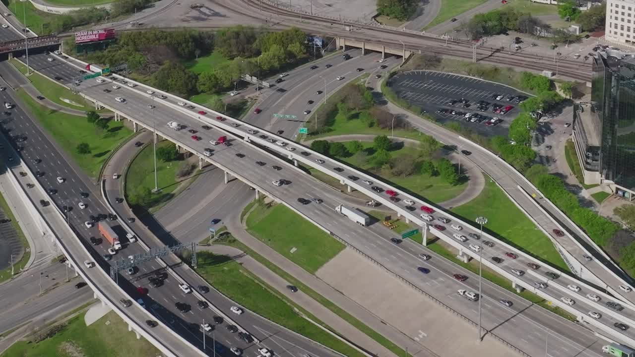 Gündüz saatlerinde Dallas şehir merkezindeki yoğun trafik akışı