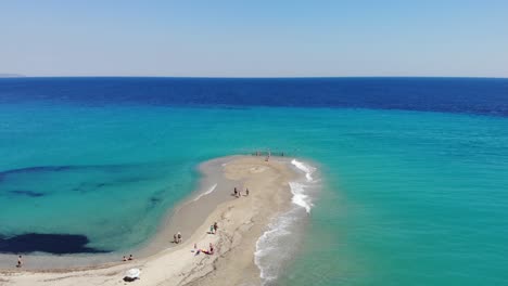 La-Famosa-Cabeza-De-La-Hermosa-Y-Maravillosa-Playa-De-Possidi,-Halkidiki,-Grecia