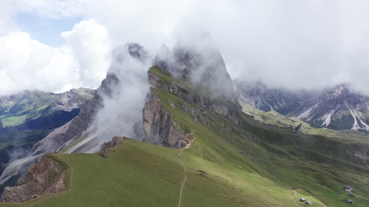 산 정상의 경로와 돌로미티의 가파른 바위 가장자리를 보여주는 멋진 드론 샷