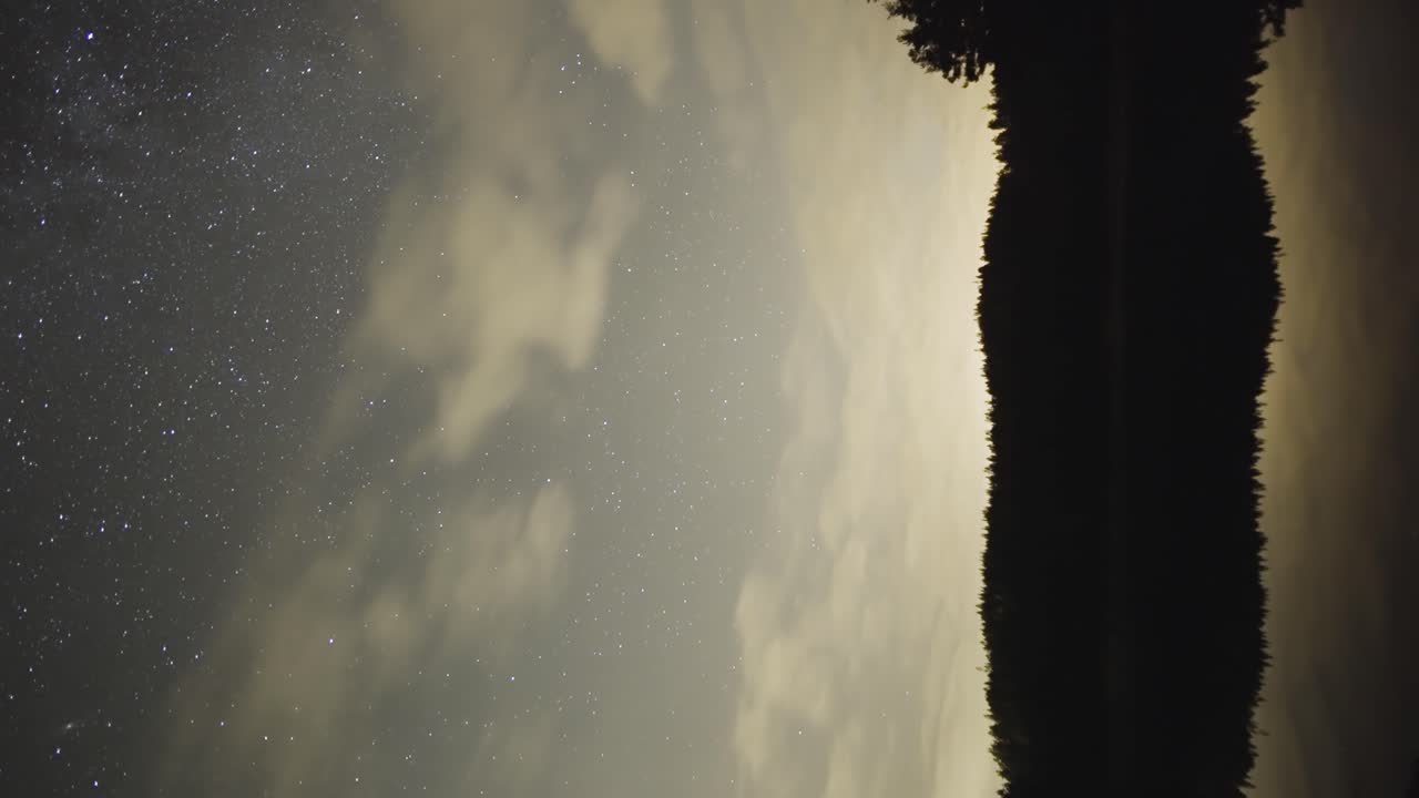 un video timelapse de estrellas y nubes que pasan en el cielo nocturno